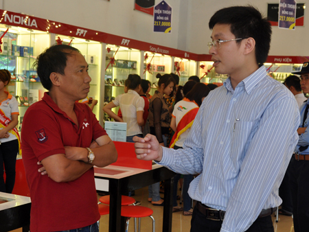 Anh Hoàng Chí Hiếu, quản lý shop 217 Quang Trung trao đổi với khách hàng về hướng đi của FPT Shop.