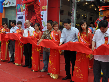 Ban lãnh đạo cỏa FPT Retail cắt băng khai trương shop 217 Quang Trung. Đây là cửa hàng thứ 21 của FPT Retail trên toàn quốc.