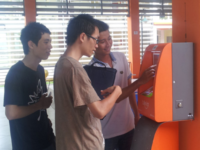 Kiosk thanh toán tiện lợi phục vụ nhu cầu nạp thẻ điện thoại di động của sinh viên ĐH FPT tại Khu CNC Hòa Lạc. Ảnh: FPT Pay.