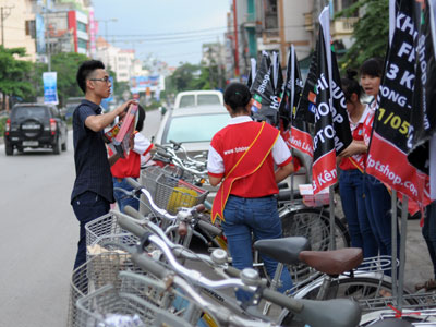 Nhân viên FPT Shop chuẩn bị trước giờ chạy roadshow. Nhân viên FPT Shop chuẩn bị trước giờ chạy roadshow.