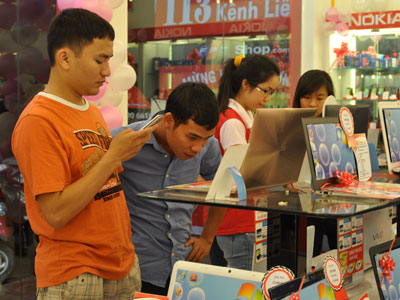 Thời gian chiều tối là lúc khách đến shop đông nhất. Thời gian chiều tối là lúc khách đến shop đông nhất.