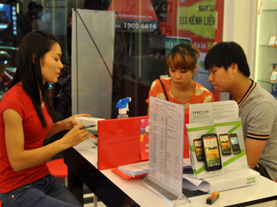 Theo nhận định của Quản lý FPT Shop Quảng Ninh Lê Đình Tiến, người dân Quảng Ninh đa phần kinh tế khá giả nên họ thường chọn những sản phẩm nằm ở phân khúc cao.