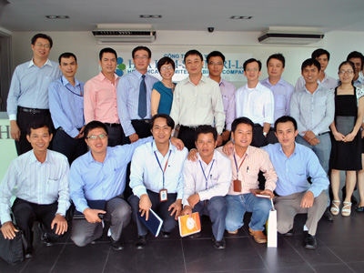 Chụp hình lưu niệm với các lãnh đạo công ty Hoa Lam Shangri-la và bệnh viện Thành Đô. Ảnh: FPT IS Soft.