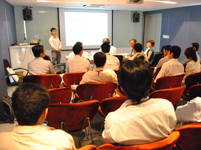 Đại diện của FPT IS trình bày tại Bệnh viện quốc tế Thành Đô. Ảnh: FPT IS Soft.