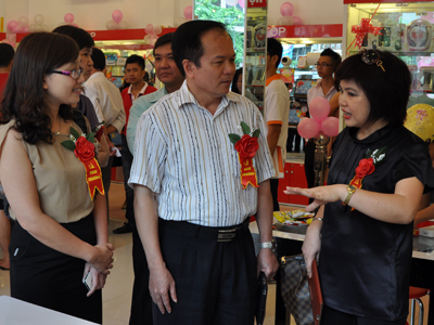 Giám đốc Sở thông tin và Truyền thông tỉnh Quảng Ninh Nguyễn Minh Hồng lắng nghe lãnh đạo FPT Retail giới thiệu về mô hình shop.