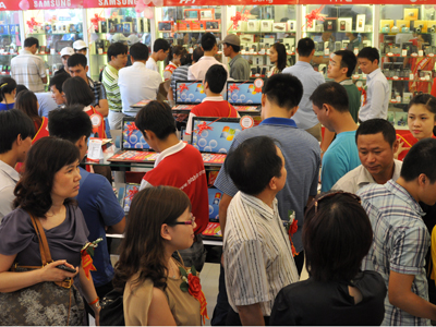 FPT Shop 113 Kênh Liêm đông nghịt khách trong ngày ra mắt. Ảnh: Tô Ngà.