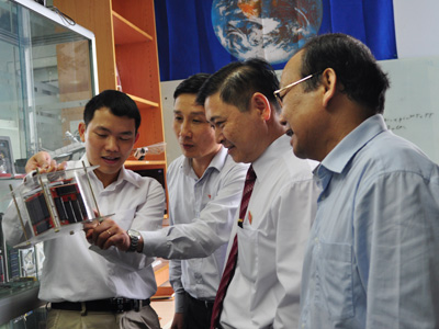 Anh Vũ Trọng Thư giới thiệu vệ tinh F1 với đoàn Ủy ban KHCN - Môi trường.
