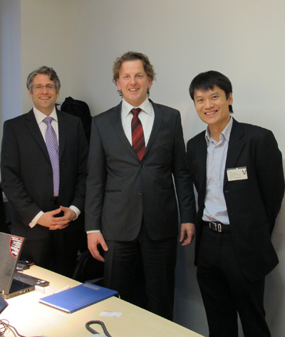 Giám đốc FPT châu Âu Lê Hà Đức (ngoài cùng bên phải) gặp gỡ khách hàng. Ảnh: F.S.