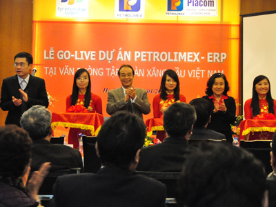 Đại diện Petrolimex và FPT IS cắt băng khánh thành vận hành dự án tại Văn phòng Petrolimex. Ảnh: Lâm Thao.