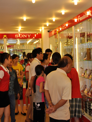 Hơn 21h nhưng nhiều khách vẫn đến tham quan và mua sắm tại shop.