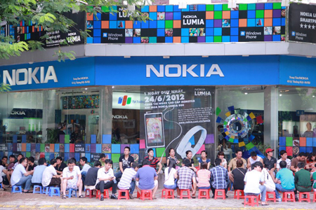 Khách đến mua hàng từ rất sớm để được sở hữu sản phẩm công nghệ của Nokia. Khách đến mua hàng từ rất sớm để được sở hữu sản phẩm công nghệ của Nokia.