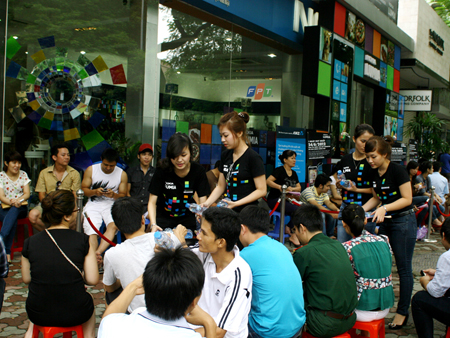 Nhân viên của Nokia Store đã mang ghế ngồi, nước uống và đồ ăn sáng cho khách ngồi đợi. Nhân viên của Nokia Store đã mang ghế ngồi, nước uống và đồ ăn sáng cho khách ngồi đợi.