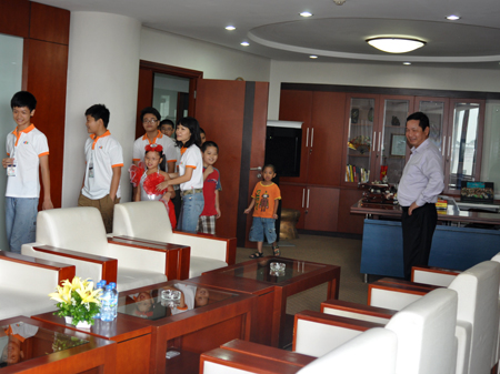 Ngay sau tiết mục văn nghệ, các cháu đã được cô Đinh Vân Nam, Chánh Văn phòng FPT đưa thăm quan phòng làm việc của Chủ tịch HĐQT FPT Trương Gia Bình. Anh Bình rất vui khi đây là lần đầu tiên, có nhiều trẻ con đến thăm phòng của anh như thế.