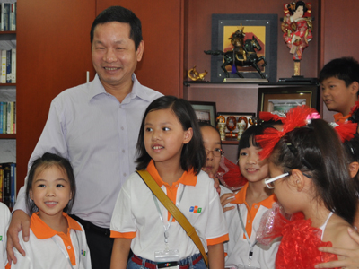 Các cháu FPT Teen thăm phòng bác Chủ tịch Trương Gia Bình. Ảnh: Thanh Nga.
