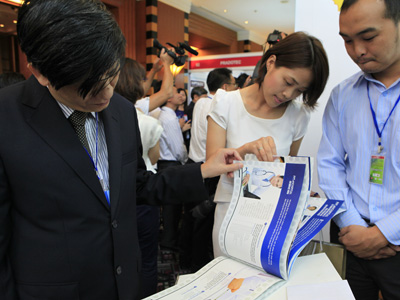 Thứ trưởng Bộ Y tế Nguyễn Thanh Long (bên trái) tìm hiểu về FPT.eHospital. Ảnh: Lâm Thao.