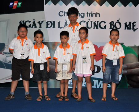 Mấy anh em cùng chụp ảnh làm kỷ niệm.