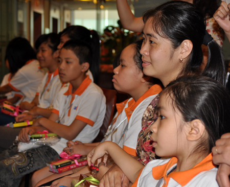 Chị Lê Ngọc Linh xem các FPT Small biểu diễn.