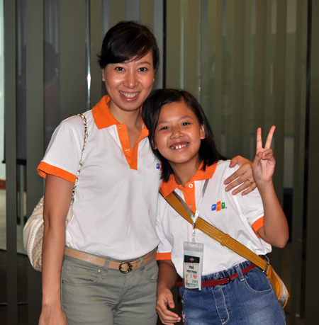 Mẹ Nguyễn Thanh Tú (FPT Online) cùng cô con gái lớn.