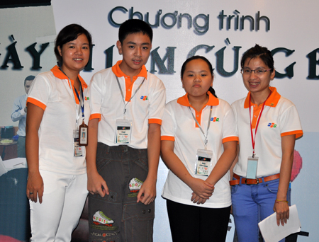 Từ phải sang, ba mẹ conChị Nguyễn Thu Hiền (Văn phòng Công ty).