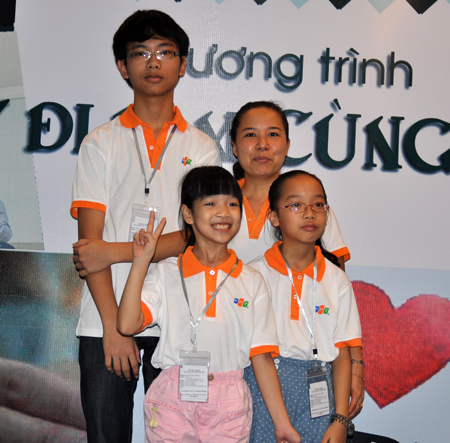 Chụp hình với các con.