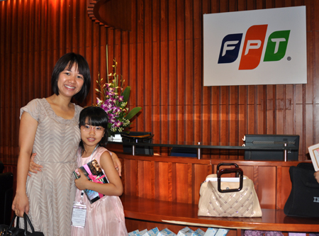 Chị Đỗ Ngọc Diệp (FPT Retail) và con gái.