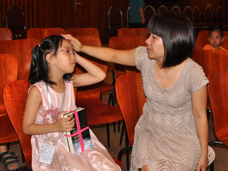 Mẹ dặn dò con gái trước khi trở về nơi làm việc.