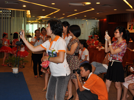 Các mẹ háo hức ghi lại hình ảnh của con.