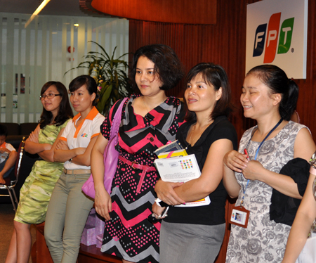 Ở dưới hàng ghế, các mẹ đang âm thầm xem các con chơi đùa.