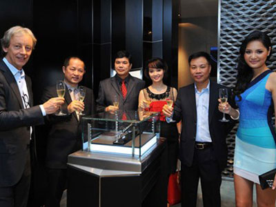 Đại diện Vertu và lãnh đạo FPT Trading trong lễ khai trương cửa hàng Vertu thứ 4 tại Việt Nam.