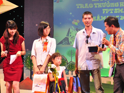 Em gái của Lê Thế Trung (4 tuổi, con mẹ Chu Thanh Hà) lên nhận phần thưởng thay anh trai. Ảnh: Bình Nguyên.