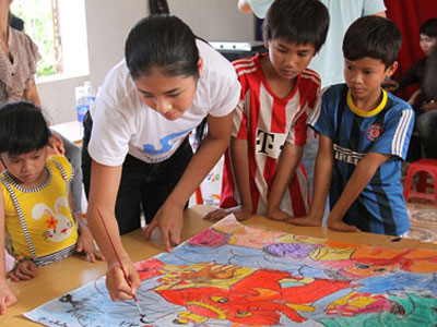 Hoa Hậu Ngọc Hân, sứ giả Chim Én 2011, trong chương trình thăm trẻ em Trung tâm Hy Vọng. Ảnh: C.T.