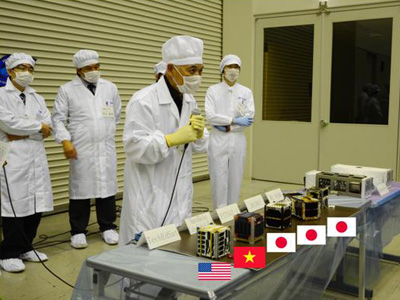 F-1 và 4 vệ tinh nhỏ đi cùng chuyến bay tại Trung tâm vũ trụ Tsukuba, Nhật Bản (Ảnh JAXA, ngày 25/6/2012)