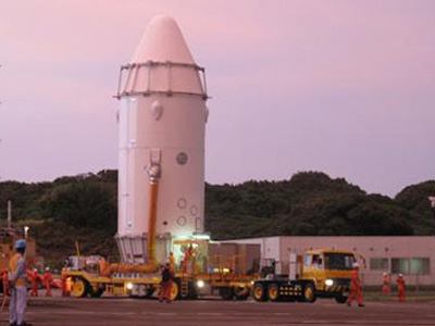Tàu vận tải HTV-3 đã được lắp đặt trong lớp vỏ bảo vệ (fairing) và đang được vận chuyển đến lắp ghép với tên lửa đẩy HII-B tại Trung tâm Vũ trụ Tanegashima (Ảnh JAXA, chụp ngày 10/7/2012)