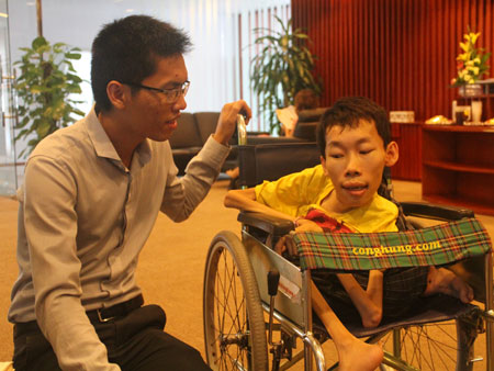 Giám đốc Trung tâm Nghị lực sống Nguyễn Công Hùng là người có mặt sớm nhất tại Lễ phát động giải Tình nguyện Chim Én 2012.