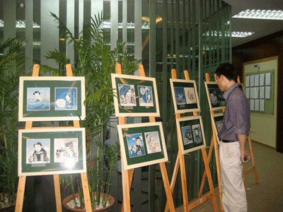 Các hình ảnh báo Cucumber trong triển lãm của họa sĩ Tuấn BAT. Ảnh: C.T.