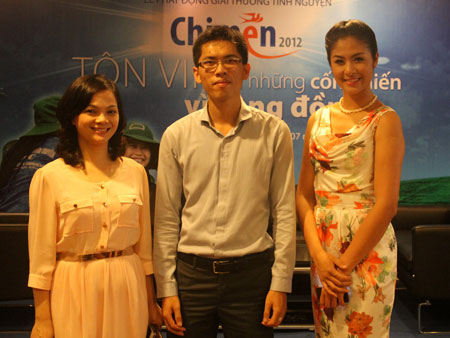 Đại diện nhà tài trợ TienPhong Bank, Trưởng BTC và Sứ giả của giải Tình nguyện Chim Én 2012. Ảnh: C.T.