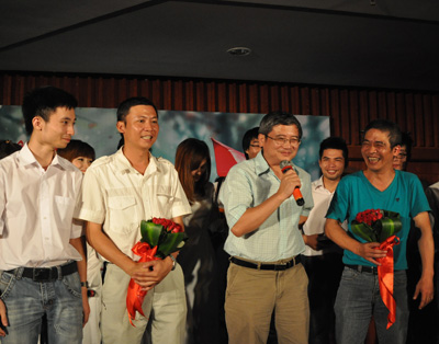 Nhà tài trợ độc quyền đêm nhạc Phó Chủ tịch HDQT FPT Bùi Quang Ngọc tặng hoa cho hai nhân vật chính của chương trình.