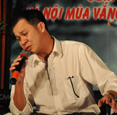 Ca sĩ Nguyễn Hữu Thái Hòa đầy tình cảm khi thể hiện ca khúc