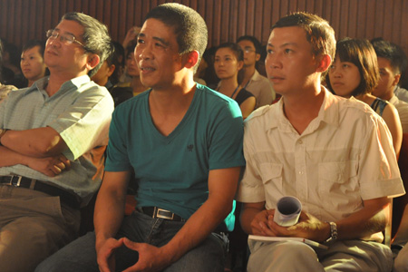 Dưới hàng ghế khán giả nhạc sĩ Trương Quý Hải và nhà thơ Bùi Thanh Tuấn hào hứng theo dõi.