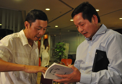 Nhà thơ Bùi Thanh Tuấn và anh TRương Gia Bình đàm đạo sau đêm nhạc.