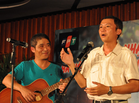 Anh nhìn nhà thơ Bùi Thanh Tuấn (áo trắng) đầy trìu mến khi hai người song ca ca khúc chủ đề
