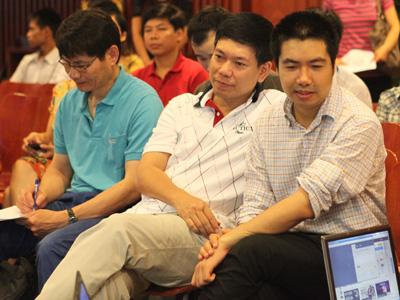Giáo sư Hugo Nguyễn, CTO Nguyễn Lâm Phương, Viện trưởng Viện Nghiên cứu Công nghệ FPT Trần Thế Trung (từ trái qua) đến sớm để theo dõi buổi tường thuật trực tiếp phóng vệ tinh F-1 lên quỹ đạo. Ảnh: Lâm Thao.