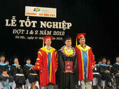 Từng sinh viên được xướng tên lên nhận bằng và hoa từ ban giám hiệu nhà trường trong niềm vinh hạnh và tự hào. Ảnh: Thanh Nga.