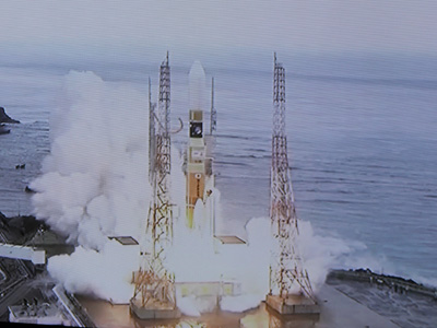 Đúng 9h06, tàu vận tải HTV-3 đã được phóng lên vũ trụ, mang theo vệ tinh F-1, chứa 7.529 lời nhắn. Ảnh chụp màn hình của JAXA.