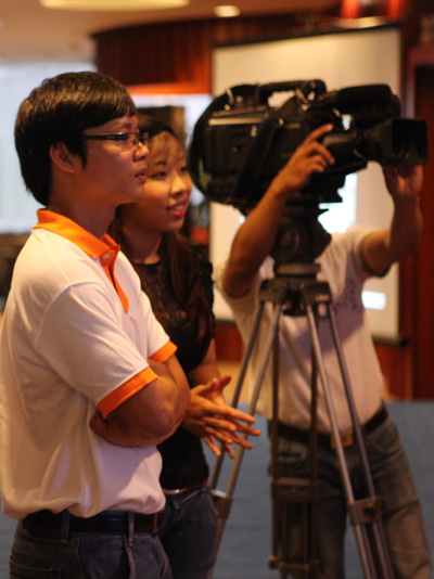 Đào Thắng, thành viên nhóm FSpace chăm chú nhìn màn hình. Ảnh: Tiên Long.