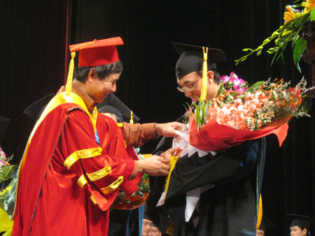 Hiệu trưởng Đại học FPT Lê Trường Tùng trao bằng khen cho những sinh viên có thành tích cao của trường. Ảnh: Thanh Nga. Hiệu trưởng Đại học FPT Lê Trường Tùng trao bằng khen cho những sinh viên có thành tích cao của trường. Ảnh: Thanh Nga.