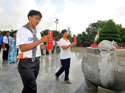 BTC Chim Én cùng các tình nguyện viên dâng hương tại Đài tưởng niệm Thương binh liệt sĩ. Ảnh: Tuấn Ngố.