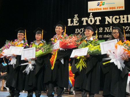 Nguyễn Hải Hà (đứng giữa) cùng 4 bạn sinh viên xuất sắc của khóa 4, ngành Kỹ sư phần mềm. Ảnh: Thanh Nga. Nguyễn Hải Hà (đứng giữa) cùng 4 bạn sinh viên xuất sắc của khóa 4, ngành Kỹ sư phần mềm. Ảnh: Thanh Nga.