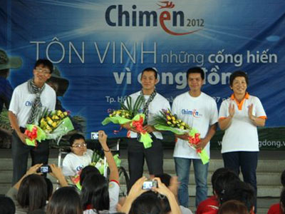 Giám đốc FPT HCM Trương Thanh Thanh tặng hoa cho các tình nguyện viên có nhiều đóng góp cho cộng đồng đã tham gia Chim Én.