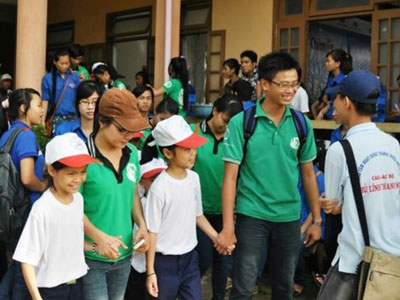 Tại Huế, hơn 100 tình nguyện viên đã đến Trung tâm nuôi dạy trẻ em mồ côi An Tây để thăm hỏi và trao quà cho các bé